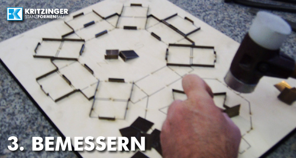 Einsetzen der Stahl-Messer in die Stanzform