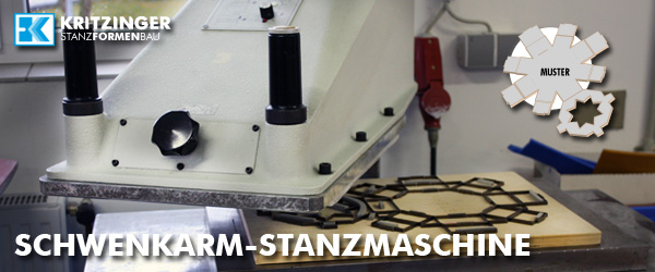 Karton von Stanzmaschine gestanzt